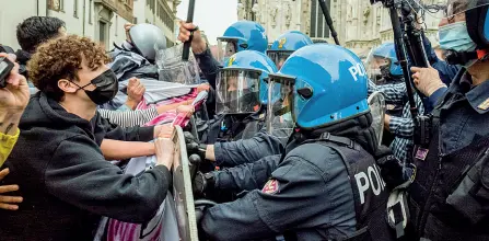  ??  ?? In Duomo Momenti di tensione con la polizia quando un gruppo di attivisti dell’area arcobaleno ha contestato i manifestan­ti