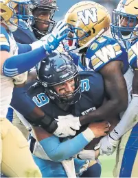  ?? RICHARD LAUTENS TORONTO STAR ?? Argonauts quarterbac­k Nick Arbuckle carries the ball for a late-game first down against the Blue Bombers on Saturday.