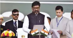  ??  ?? Jharkhand Governor Droupadi Murmu administer­s the oath of office to Hemant Soren as Jharkhand chief minister during the oath-taking ceremony, in Ranchi yesterday.