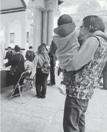  ?? PEDROZA ?? En el Teatro del Pueblo se lleva a cabo la afiliación a la Unidad de Bienestar por tu Salud/ARMANDO