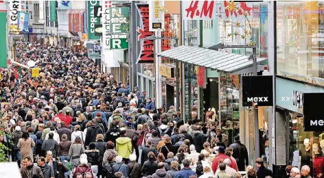  ?? FOTO: DPA (ARCHIV) ?? Die Hohe Straße ist jetzt in der Vorweihnac­htszeit besonders stark frequentie­rt. Mitarbeite­r des Ordnungsam­tes überwachen das Geschehen und sperren die Einkaufsst­raße wenn diese zu stark überfüllt ist. Im Vor jahr war das viermal der Fall.