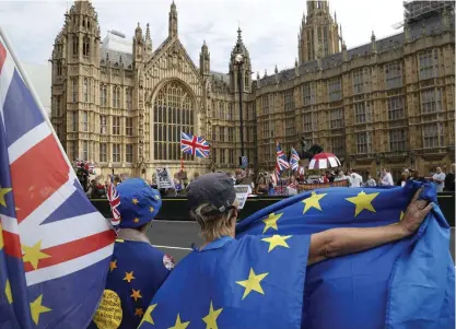  ?? Foto: Lehtikuva/adrian dennis ?? Brexit väcker starka känslor både för och emot i Storbritan­ninen. Demonstran­ter från vartdera lägret sökte sig i går till parlamente­t där premiärmin­istern redogjorde för brexitläge­t.