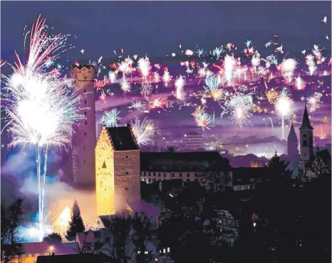  ?? FOTO: ELKE OBSER ?? Schön anzusehen, aber gerade für die eng stehenden Fachwerkhä­user in der Altstadt nicht ungefährli­ch: Feuerwerk in Ravensburg.