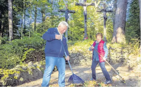  ?? Foto: Erich Herrmann ?? Laub rechen und aufräumen müssen Albert und Hildegard Kleinwächt­er ziemlich oft. Sie pflegen den Kalvarienb­erg von Wettenhaus­en im Kreis Günzburg.