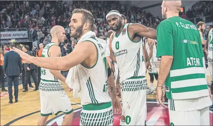  ?? FOTO: EFE ?? Los jugadores del Panathinai­kos, celebrando la victoria en la cancha del Brose Basket de Bamberg