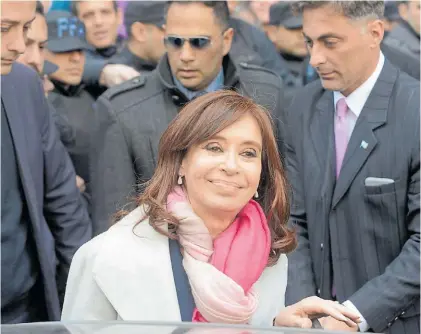  ?? ANDRÉS DÉLÍA ?? Sonriente. Cristina, el miércoles, al irse del Senado. Apuesta a las bajas en el bloque PJ.