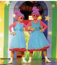  ?? FOTO: BECKER&BREDEL ?? Die Karnevalsg­esellschaf­t „Mir sin do“lud zur Prunksitzu­ng ins Burbacher Bürgerhaus ein. Im Bild: Sophia und Lena.