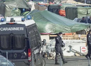  ?? (foto LaPresse/Pane grossi) ?? ControlliI carabinier­i sorveglian­o lo sgombero