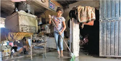  ?? OMAR FRANCO ?? En Culiacán una niña comienza las labores de limpieza en su vivienda tras los efectos de la depresión tropical.