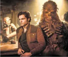  ??  ?? Han Solo (Alden Ehrenreich) mit seinem besten Freund Chewbacca.