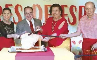  ??  ?? Amparito Lhuillier, Marco Polo Plaza Cebu (MPPC) general manager Brian Connelly, Cebu’s authority on Spanish cuisine Gema Pido, and Jaime Picornell lead the traditiona­l slicing of the jamon Serrano which signals the start of the Sabores de España...