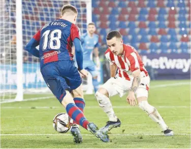  ?? Associated Press ?? ↑
Athletic Bilbao’s Alex Berenguer (right) challenges Levante’s Jorge de Frutos during their King’s Cup semi-final second leg match in Valencia on Thursday.