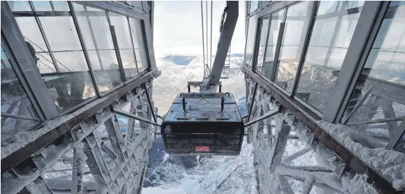  ?? FOTO: DPA ?? Die Jungfernfa­hrt ins neue Gipfelglüc­k auf den höchsten Berg der Bundesrepu­blik: Die neue Zugspitzba­hn hat Platz für 120 Passagiere.