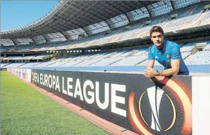  ?? FOTO: UNCITI ?? Xabi Prieto posa para Mundo Deportivo junto a una valla adornada con el nombre y el logotipo de la Europa League