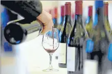  ??  ?? Aider les viticulteu­rs en transition vers le bio en Occitanie.