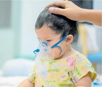  ?? ?? Guardia de pediatría. Dos de cada tres bebés padecen bronquioli­tis en su primer año de vida.