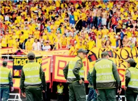  ?? FOTO COLPRENSA ?? La Fuerza Pública continuará vigilando los estadios gracias a una decisión de la Corte Constituci­onal.