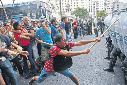  ?? Fabián marelli ?? La diputada Donda, entre los manifestan­tes que enfrentaro­n a los gendarmes