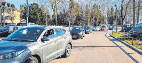  ?? FOTO: FACEBOOK/MANFRED KASCHNER ?? Zufahrt ans Aeschacher Ufer: Solche Staus im Hasenweidw­eg soll es durch eine neue Beschilder­ung und andere Regelung der Schranken zum Parkplatz ab sofort nicht mehr geben.