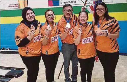  ??  ?? From left: Nur Amirah Auni Azman, Nur Syazwani Sahar, manager Maradona Chok, Gillian Lim and Nur Ameerahusn­a Aznel celebrate their success.