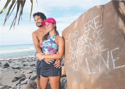  ?? Picture: RICHARD GOSLING ?? Felipe Haddas and partner Patricia Sebastiao feel the love at the newly-branded rock at Burleigh Heads.