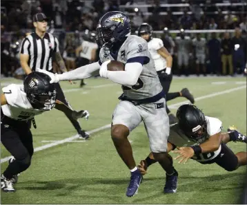  ?? PHOTO BY TRACEY ROMAN ?? St. John Bosco's Cameron Jones rushed for 134yards and two touchdowns in the Braves' victory over Servite on Friday.