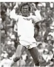  ??  ?? Jupp Heynckes jubelt 1977 über ein Tor für Borussia Mönchengla­dbach.