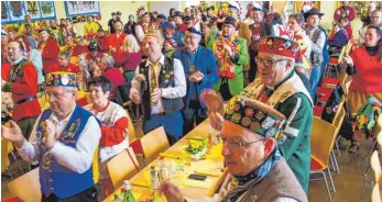  ?? FOTO: HAGEN SCHÖNHERR ?? Aufgestand­en: Es dauert ein bisschen, doch irgendwann wird beim Zunftmeist­erempfang stehend applaudier­t.