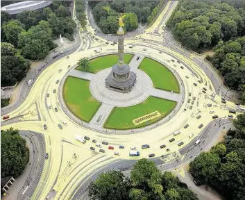  ?? BILD: GREENPEACE GERMANY/DPA ?? Greenpeace-Aktivisten haben die Straßen rund um die Berliner Siegessäul­e mit gelber Farbe so gefärbt, dass sie aus der Luft wie eine Sonne aussieht.