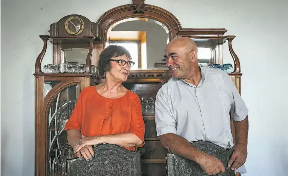  ??  ?? Mário Soares e Alfredo Barroso. Noutra foto, José Ramos-Horta.Miguel Esteves Cardoso. Noutra foto, António Almeida Santos e Jaime Gama.Viviane Durieu com o seu sócio n’A Travessa, António Moita, que trouxe para a casa os pratos de peixe.