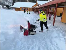  ?? FOTO: TORREY ENOKSEN ?? Yngvar Olsen fra Lyngdal kommune freser for å sørge bedre fremkommel­ighet utenfor Berge barneskole.