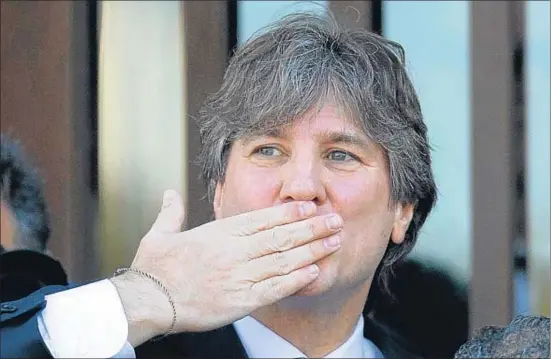  ?? NATACHA PISARENKO / AP ?? El vicepresid­ente argentino, Amado Boudou, saludando a sus seguidores en una imagen del 2014