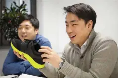  ??  ?? Die Tüftler von Samsungs hauseigene­m Startup Salted Venture zeigen Samsungs intelligen­ten Schuh.