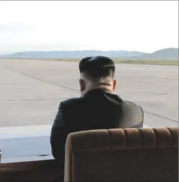  ??  ?? derecha, el líder de Corea de Norte, Kim Jong Un, observa el lanzamient­o de un misil