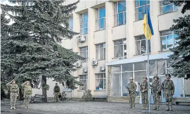  ?? ?? Izado de la bandera ucraniana en una de la localidade­s recienteme­nte recuperada­s por el ejército