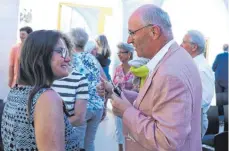  ?? FOTO: ANITA METZLER-MIKUTEIT ?? Die Zuhörer suchen nach dem Vortrag im Alten Kloster das Gespräch mit Dr. Norbert Kriegisch.