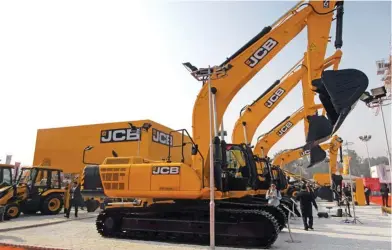  ??  ?? ⇧ The new JCB 370LC (at the front) employs a multi-stage fuel filtration system and hydraulic regenerati­on system that reduces fuel consumptio­n by up to 25 per cent.