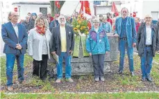  ?? FOTO: BOMBARDI ?? Sie werben am Antikriegs­tag lächelnd für den Frieden (von links): Peter Fischer, Martina Braun, Andreas Merz, Christa Lörcher, York Töllner und Rupert Kubon.