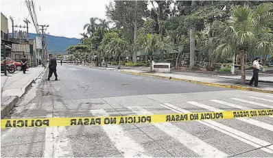  ??  ?? Desalojo. Vendedores informales y agentes metropolit­anos de Santa Tecla se enfrentaro­n ayer.