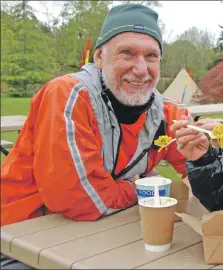  ?? 06_a19ScapaFe­st18 ?? Above: Instructor­s Chris Loynes and partner Kate Rawles enjoy ‘vegeree’ and nettle soup, which they described as ‘very tasty’.