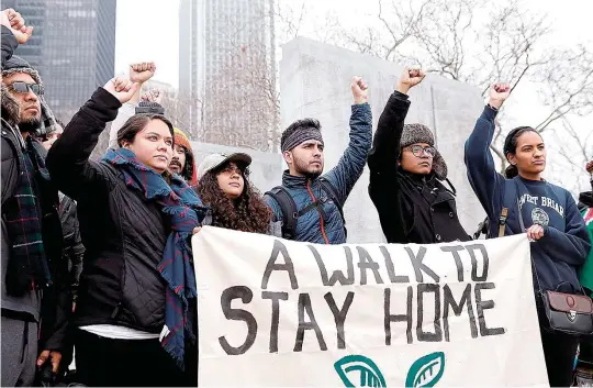  ??  ?? Activistas y destinatar­ios de DACA levantan los puños antes del inicio de su 'Walk to Stay Home', una caminata de cinco días de 250 millas desde Nueva York a Washington DC para exigir que el Congreso apruebe una Clean Dream Act en Manhattan, Nueva...