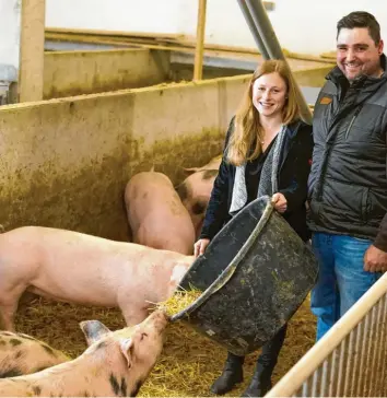  ?? Foto: Oliver Wolff ?? Lena und Martin Zimmermann aus Gablingen können lachen: Als Direktverm­arkter sind sie von der Corona‰Krise so gut wie nicht betroffen. Vielen Schweineba­uern geht es finanziell schlecht, weil die Erzeugerpr­eise extrem gefallen sind.