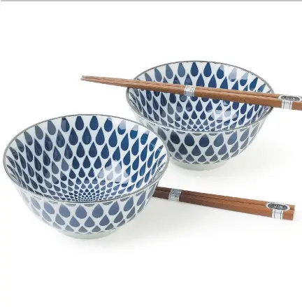  ?? PHOTOS: MIYA ?? These bowls from Miya Company feature indigo blue raindrops to create a pleasing geometric pattern. They can be used for rice, cereal or soup.