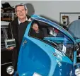  ??  ?? Die Isetta von BMW öffnet die Autotür nach vorne. Werner Petrak ist stolz auf das entnehmbar­e Autoradio.