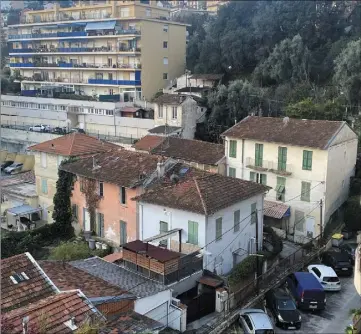  ?? (Photo N. R.) ?? Entre le 85 et le 93 boulevard de Cessole, la Ville compte « revalorise­r le patrimoine immobilier existant et créer une nouvelle offre de logement social de 11 à 15 logements ». La maison sur trois étages aux volets verts, au fond, sera notamment concernée.