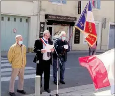  ??  ?? Dépôt de gerbe et lecture officielle par le maire