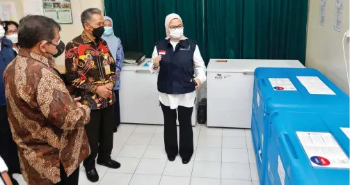  ?? ANGGER BONDAN/JAWA POS ?? PANTAU LANGSUNG: Kepala Badan Pengawas Obat dan Makanan (BPOM) Penny K. Lukito (kanan) meninjau penyimpana­n dan distribusi vaksin didampingi Kepala Dinas Kesehatan Syaf Satriawarm­an (kiri) dan Sekda Kabupaten Sidoarjo Achmad Zaini (dua dari kiri) di kantor Dinas Kesehatan Sidoarjo kemarin (23/2).