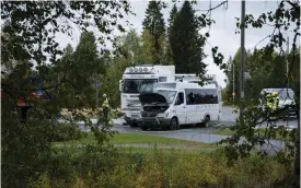  ?? FOTO: LEHTIKUVA/TIMO HARTIKAINE­N ?? SIDOKROCK. En mjölkbil krockade med en minibuss med unga passagerar­e i Suonenjoki i går.