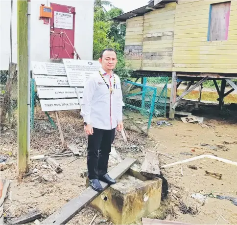  ??  ?? Maszlee makes a stop at one of the two dilapidate­d schools in Bintulu.