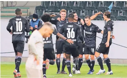  ?? FOTO: DIRK PÄFFGEN ?? Die Vorentsche­idung im Champions-League-Duell: Nico Elvedi (Mitte) erzielte das 2:0 für die Borussen gegen Donezk.